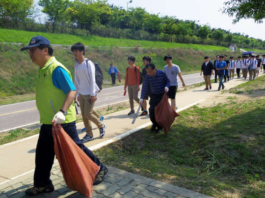 구로구가 지난 1일 우신고등학교와 함께 안양천 수질 개선을 위한 환경 정화활동을 펼쳤다. 안양천 광명대교부터 신정교까지 진행된 이번 환경 정화활동에는 우신고등학교 학생 500여 명이 참석했다.    구로구 제공